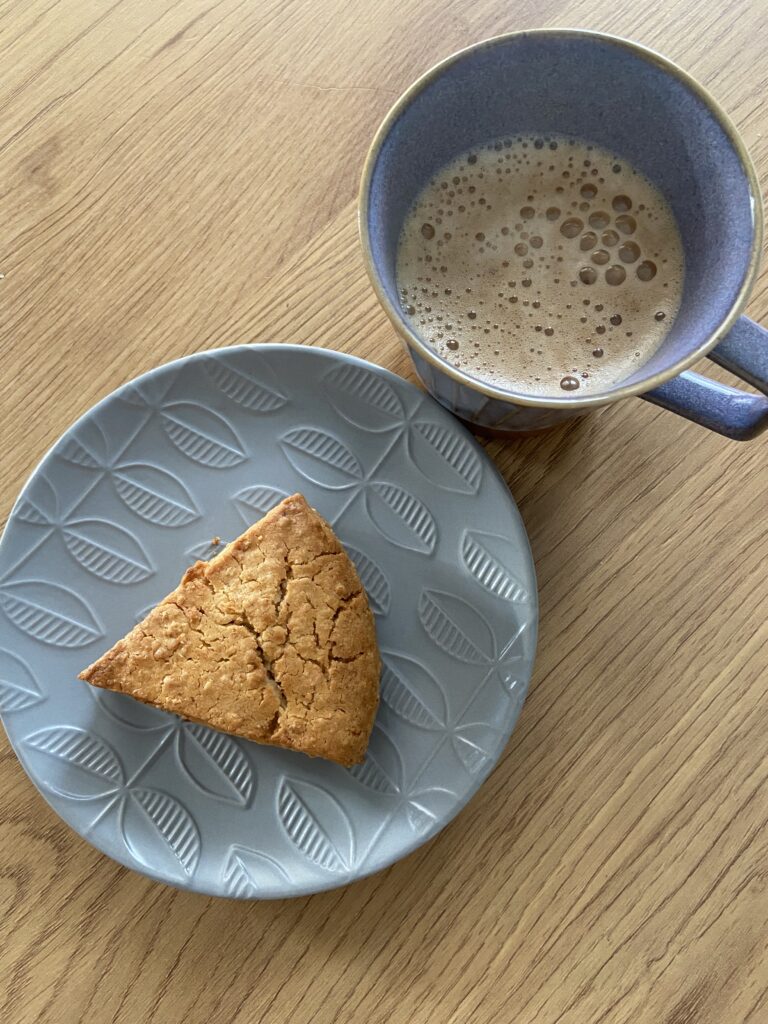 米粉とオートミールスコーン＆カフェラテ